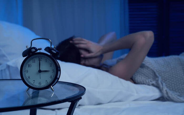 O que fazer para dormir com insônia? Veja a importância de descansar e descubra 7 dicas para acabar com as noites em claro